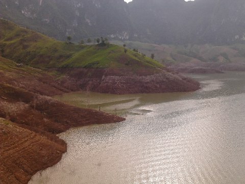 634756523713761109 thumb 1354511605 500x0 Sông Đà đang dần dần cạn kiệt nước